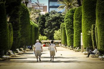 Fotografía de una pareja paseando por el Parque Genovés